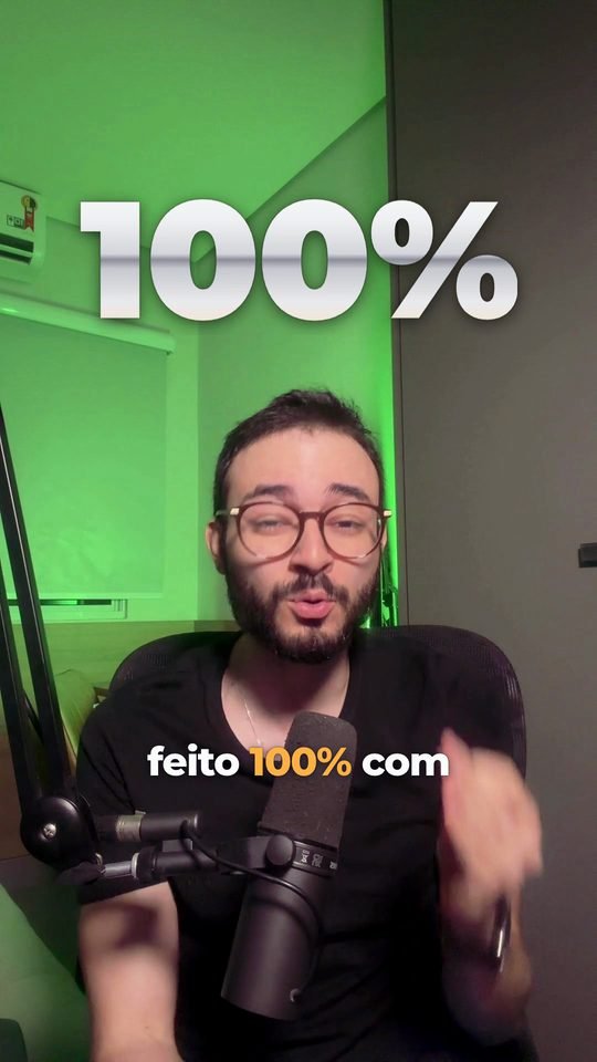 O mesmo trecho editado: legenda embaixo do rosto e texto grande atrás da cabeça